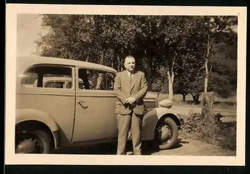 Fotografie Rudert, Solingen, Auto Opel 6, Herr nebst PKW