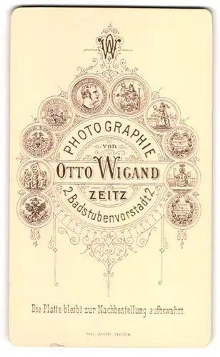 Fotografie Otto Wiegand, Zeitz, Badstubenvorstadt 2, Monogramm des Fotografen über gedruckten Medaillen