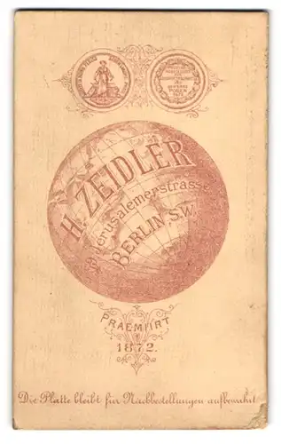 Fotografie H. Zeidler, Berlin, Jerusalemerstr. 59, Globus / Weltkugel mit Anschrift des Ateliers, Praemiirt 1872