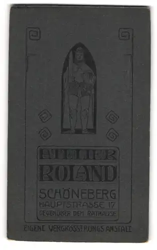 Fotografie Atelier Roland, Schöneberg, Hauptstr., 17, Figur des Roland in voller Rüstung mit Schwert und Schild