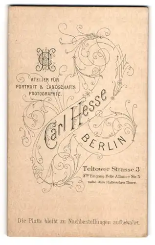 Fotografie Carl Hesse, Berlin, Teltower-Str. 3, Monogramm des Fotografen mit verspielter Verzierung