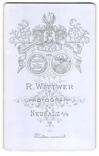 Fotografie R. Wittwer, Neusalz a. O., Wappen mit Aufschrift: Anerkennungs Diplom Cleve 1881