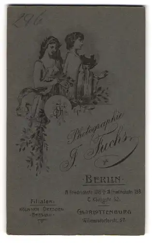 Fotografie J. Fuchs, Berlin, zwei junge Frauen mit Plattenkamera und Malpalette in den Händen, Monogramm des Fotografen