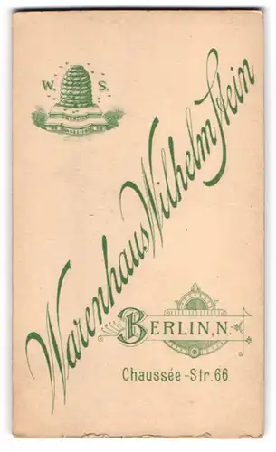 Fotografie Warenhaus Wilhelm Stein, Berlin, Chaussee-Str. 66, Monogramm des Fotografen an einem Bienenstock