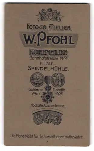 Fotografie W. Pfohl, Spindelmühle, Bahnhofstr. 4, Wappen mit Monogramm und Medaillen, Anschirft des Ateliers