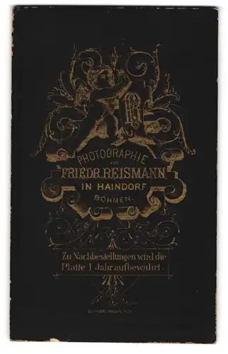 Fotografie Friedr. Reismann, Haindorf / Hejnice i. Böhmen, kleiner Engel hält Wappen mit Monogramm des Fotografen