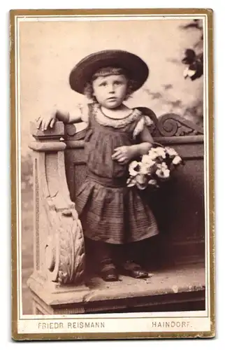 Fotografie Friedr. Reismann, Haindorf / Hejnice i. Böhmen, kleiner Engel hält Wappen mit Monogramm des Fotografen