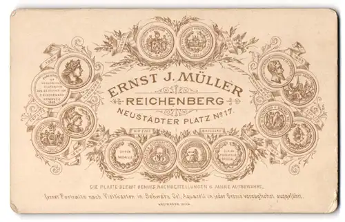 Fotografie Ernst J. Müller, Reichenberg, Neustädter Platz 17, gedruckte Medaillen umringen Anschrift des Ateliers
