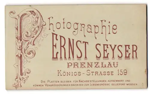 Fotografie Ernst Seyser, Prenzlau, Königs-Str. 159, schnörkelig verzierter Buchstabe P nebst Anschrift des Ateliers