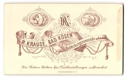Fotografie P. Krause, Bad Kösen, Rudelburgpromenade, Monogramm des Fotografen nebst Medaillen