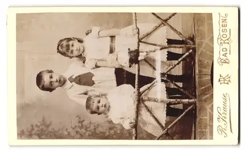 Fotografie P. Krause, Bad Kösen, Rudelburgpromenade, Monogramm des Fotografen nebst Medaillen