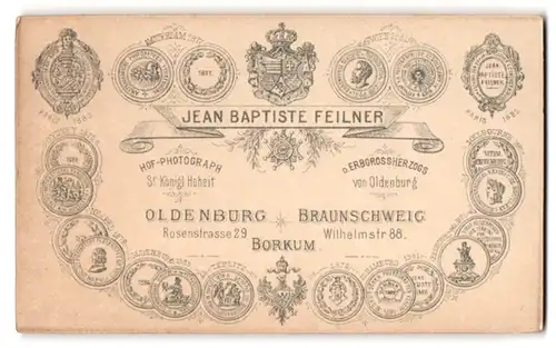 Fotografie Jean Baptiste Feilner, Braunschweig, Wilhelmstr. 88, Wappen und Medaillen umgeben Anschrift des Ateliers