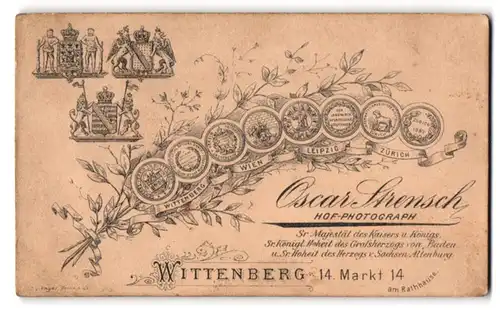 Fotografie Oscar Strensch, Wittenberg, Markt 14, königliche Wappen nebst Zweig mit Medaillen