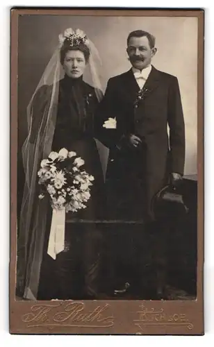 Fotografie Th. Ruth, Buchloe, Bahnhofstr., Brautpaar im schwarzen Hochzeitskleid und Anzug mit Zylinder, Brautstrauss