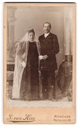 Fotografie L. van Hees, München, Müllerstr. 40, bayrisches Brautpaar im schwarzen Hochzeitskleid und Anzug