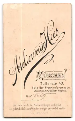 Fotografie L. van Hees, München, Müllerstr. 40, bayrisches Brautpaar im schwarzen Hochzeitskleid und Anzug