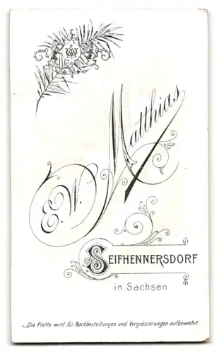 Fotografie E. W. Matthais, Seifhennersdorf, sächsisches Brautpaar im schwarzen Hochzeitskleid und Anzug