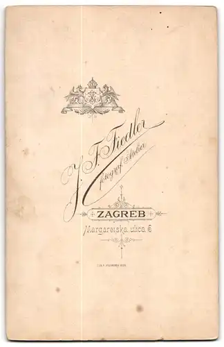 Fotografie J. F. Fiedler, Zagreb, kroatisches Brautpaar im Hochzeitskleid und Anzug mit Brautstrauss und Zylinder