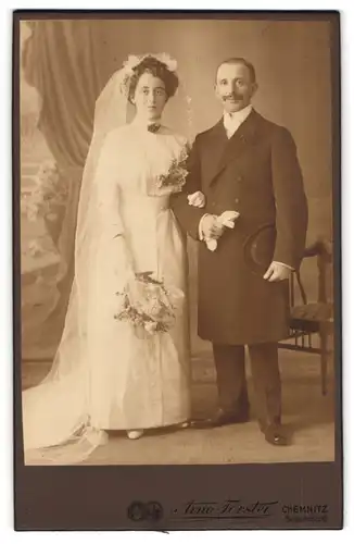 Fotografie Arno Förster, Chemnitz, Südbahnstr. 10, sächsisches Brautpaar im Hochzeitskleid und Anzug mit Chapeau Claque