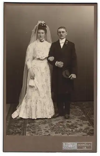 Fotografie Rudolf Eichler, Schmölln S. A., Brautpaar im Hochzeitskleid und Anzug mit Chapeau Claque