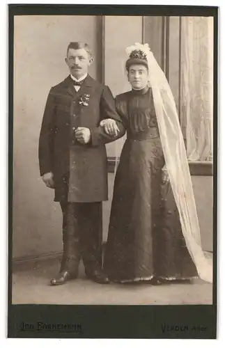 Fotografie Joh. Bornemann, Verden / Aller, niedersächsisches Brautpaar im schwarzen Hochzeitskleid