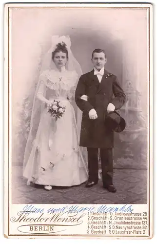 Fotografie Theodor Wenzel, Berlin, junges Brautpaar im Hochzeitskleid und Anzug mit Zylinder