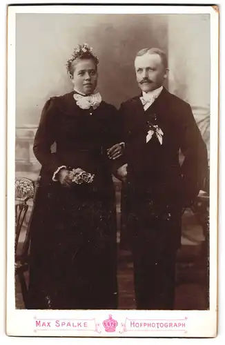 Fotografie Max Spalke, Wetzlar, am Goethebrunnen, hessisches Hochzeitspaar Hahn im schwarzen Brautkleid und Anzug
