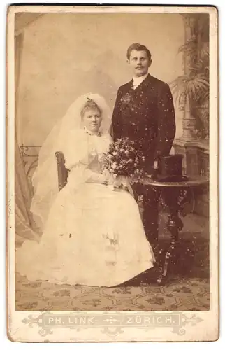 Fotografie Ph. Link, Zürich, schweizer Brautpaar Tresch im Hochzeitskleid und Anzug mit Zylinder