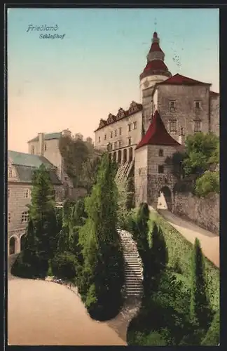 AK Friedland / Frydlant, Schlosshof mit Treppenaufgang