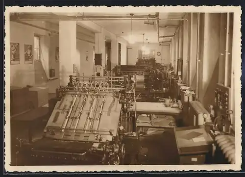 Foto-AK Fabrik, Maschinen und Arbeiterin