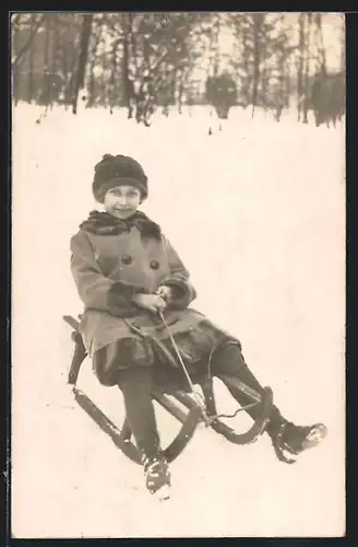 AK Mädchen auf einem Schlitten
