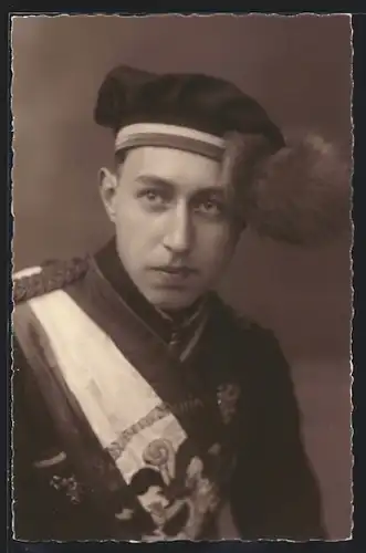 AK Student in vollem Wichs mit Mütze