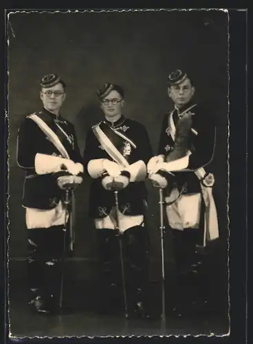 AK Studenten in vollem Wichs mit Degen