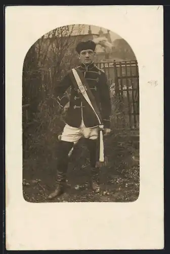 AK Student in vollem Wichs mit Couleurband