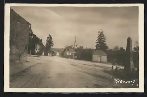 AK Buzancy, Ortspartie mit Obelisk