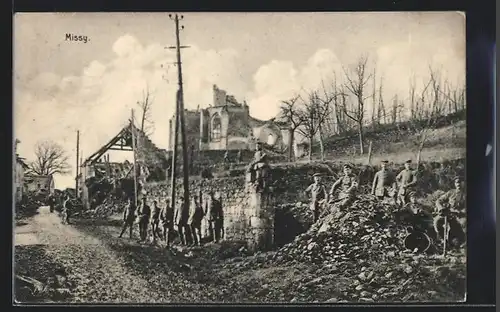 AK Missy, Soldaten bei der zerstörten Kirche
