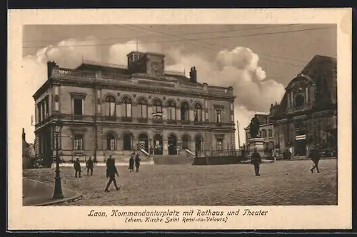 AK Laon, Kommandanturplatz mit Rathaus und Theater
