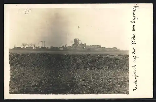 Foto-AK Cerny, Zerstörte Zuckerfabrik aus der Ferne