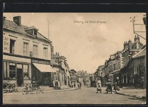 AK Chauny, La-Fèrer-Strasse mit Passantinnen