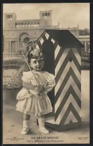 AK Die erste Wache, Prinz Wilhelm im Kleidchen mit Pickelhaube und Spielzeugdegen