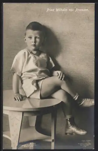 AK Prinz Wilhelm, auf einem Tisch sitzend