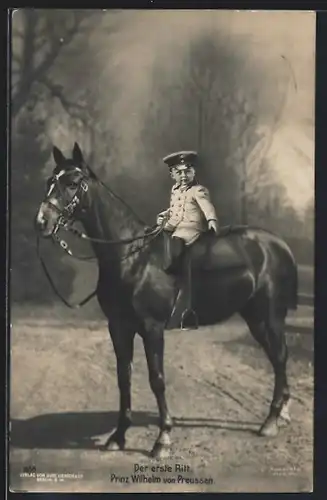 AK Prinz Wilhelm bei seinem ersten Ritt auf einem Pferd sitzend