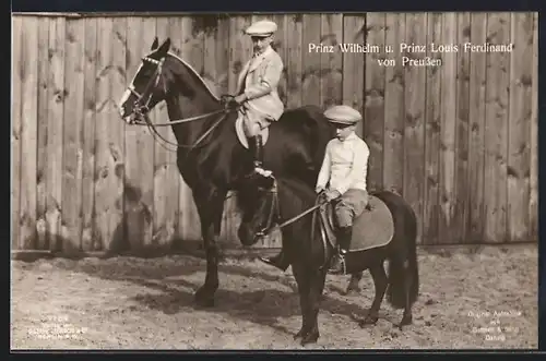 AK Prinz Wilhelm von Preussen, zu Pferd mit seinem Bruder Prinz Louis Ferdinand