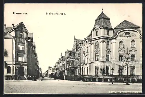 AK Hannover, Heinrichstrasse mit Passanten