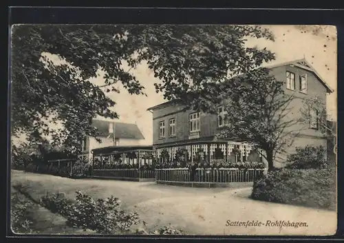 AK Sattenfelde-Rolfshagen, Strassenpartie mit Gasthaus Waldschänke