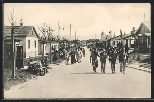 AK Wien-Grinzing, K. u. k. Kriegsspital, Hauptstrasse mit Passanten