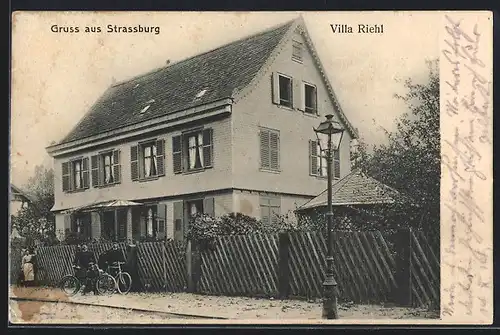 AK Strassburg, Villa Riehl, Strassenansicht mit Radfahrern