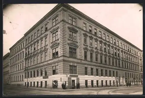 AK Wien, Geschäftshaus Spezerei- und Konsumwaren Katrnotzka, Siebeneichengasse 12, Strassenansicht