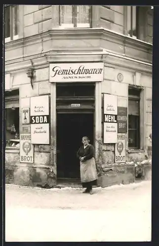 AK Wien, Gemischtwarengeschäft Agnes Köchl, Weigelgasse 14, Ladenfront mit Besitzerin
