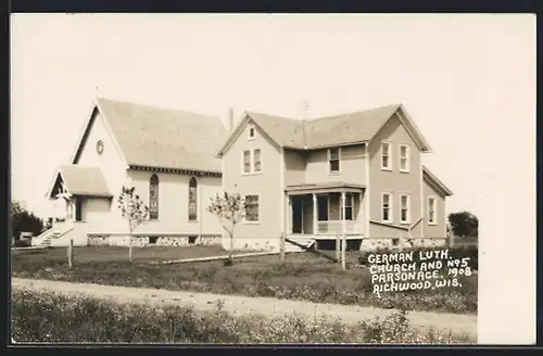 Foto-AK Richwood, WI, German Luth. Church and No. 5 Parson Age, 1908